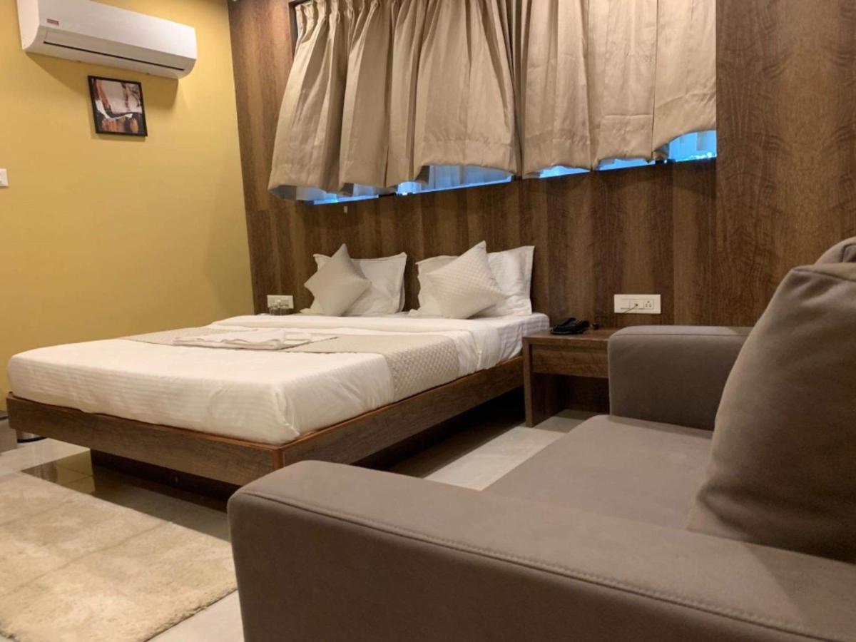 Hotel Radha Krishna Anand Exterior photo